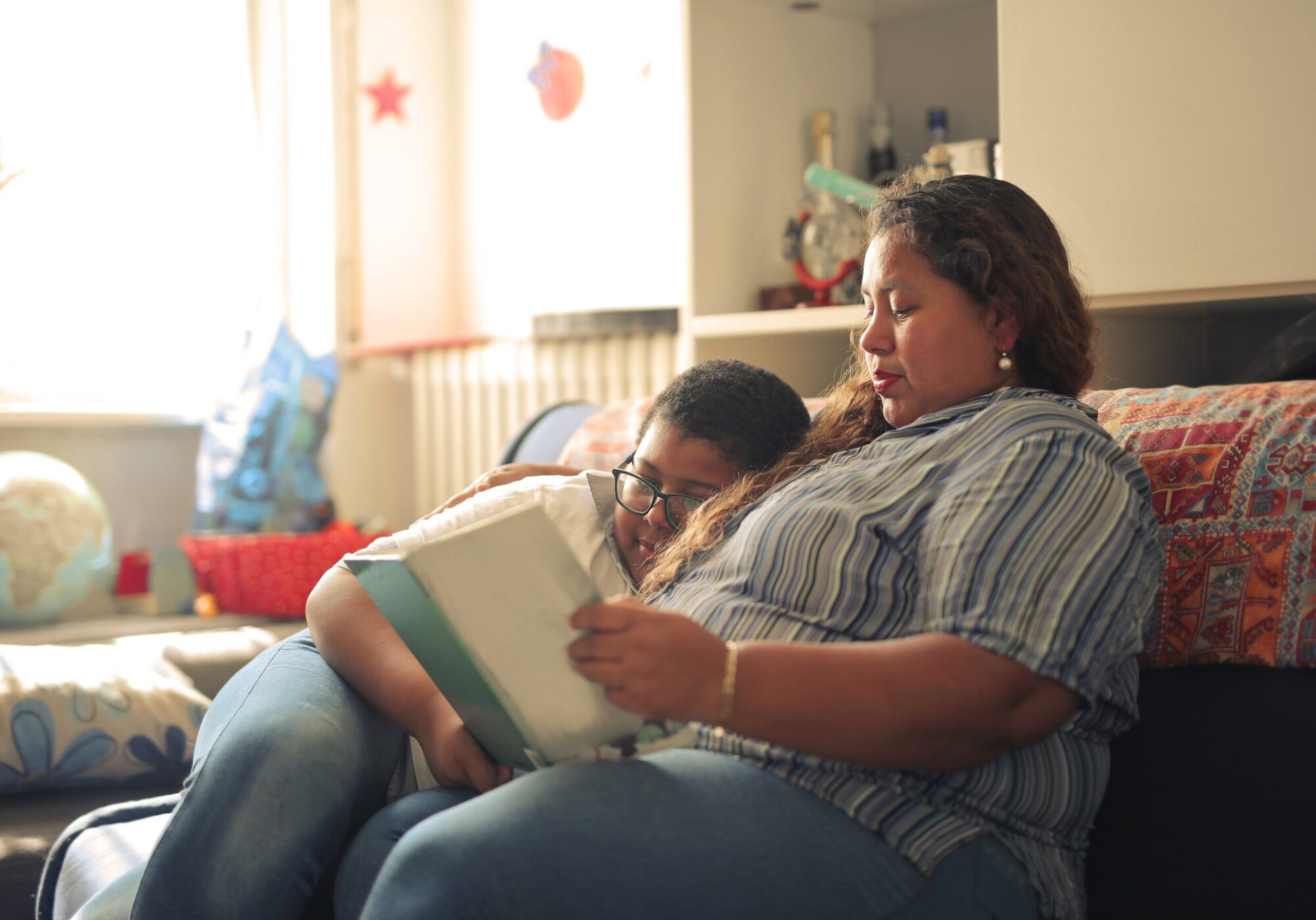 Multilingual MetroPlusHealth member speaking with a doctor and interpreter during a healthcare visit.