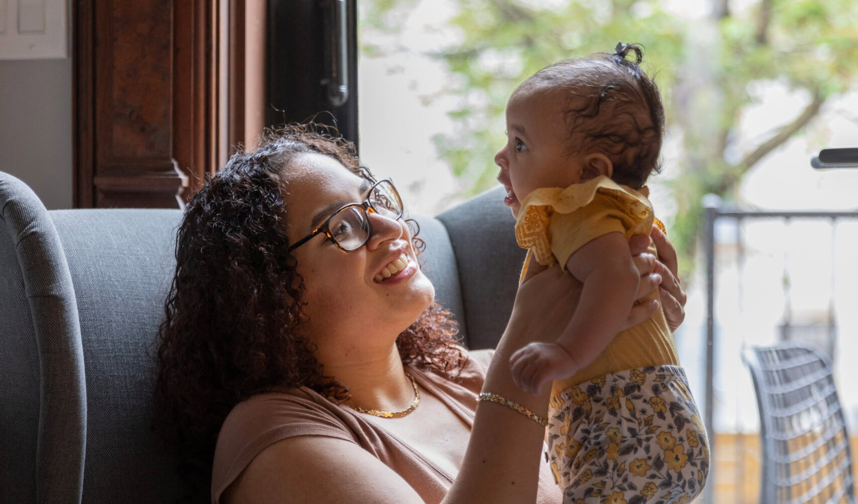 Family learning about Medicaid Managed Care coverage in New York with MetroPlusHealth.